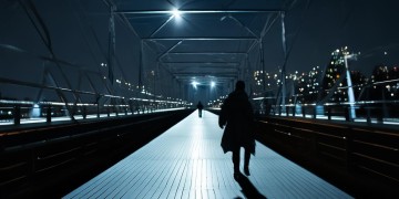 夜晚天桥上走一走出自哪首歌？