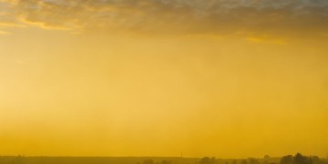 天空被染黄了究竟是哪首歌？