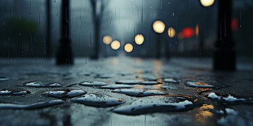天在下雨而我在出自哪首歌？