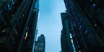 都市的钢筋丛林里出自哪首歌？