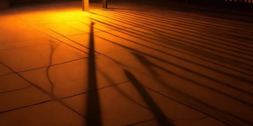 路灯下只有影子跟随出自哪首歌？