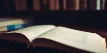 小说那淡淡的香味出自哪首歌？