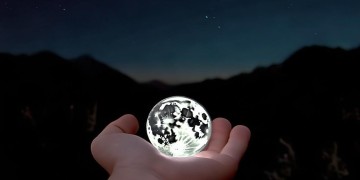 右手一轮圆月究竟是哪首歌？