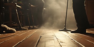 还有两个人拖地究竟是哪首歌？