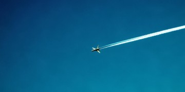 天空划过飞机出自哪首歌？