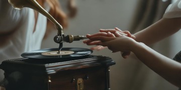 爱情让你想东想西究竟是哪首歌？