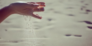 手里抓不住的沙究竟出自哪首歌？